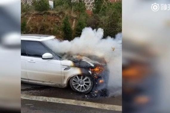 百万汽车自燃 3人跳车几秒后燃起大火