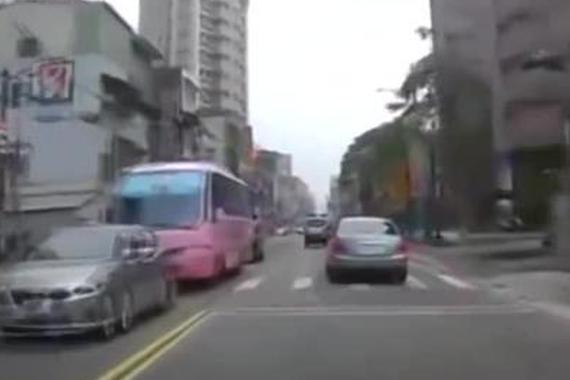 视频：新手司机倒车！油门当刹车