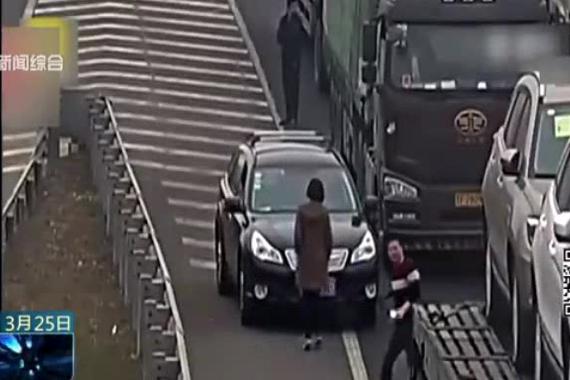 厉害了我的姐！高速倒车 跳操挡车牌