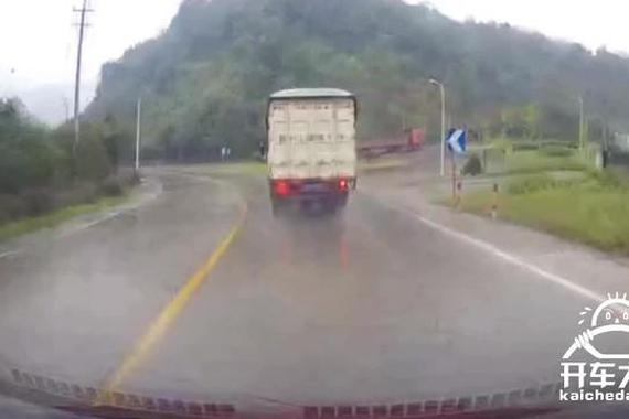 视频：开车路上雨纷纷，司机当场被撞晕！