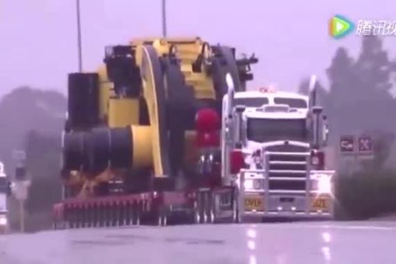 视频：超长大货车 他们是怎么拐弯的