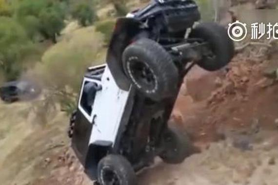 视频：牧马人玩儿的就是心跳！紧不紧张？