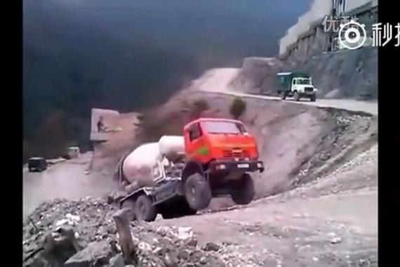 第七秒以为要翻车 结果司机放了大招