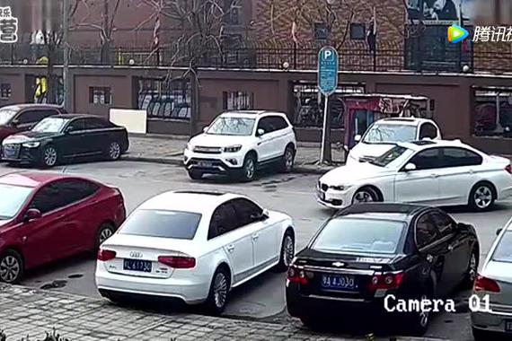 视频：宝马女司机这车停得霸气侧漏