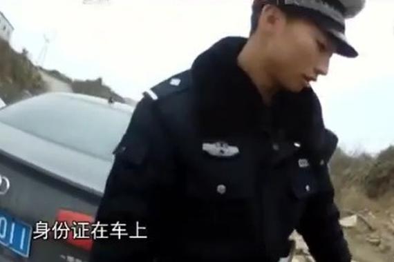 视频：男子冒充交警执法拦车收费！
