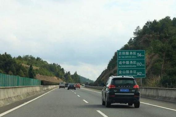 开高速应该怎样开车窗？搞不好会直接翻车