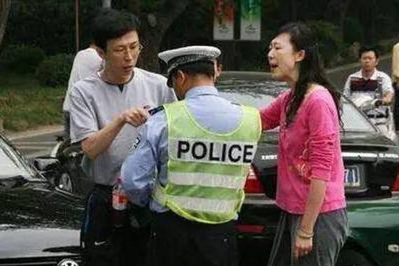 一个自作聪明的小动作 交警直接扣了27分！