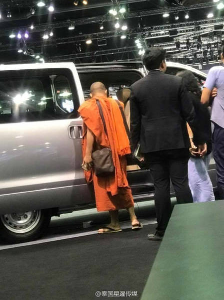 泰国僧人带女友看车展举止亲密被网友指责
