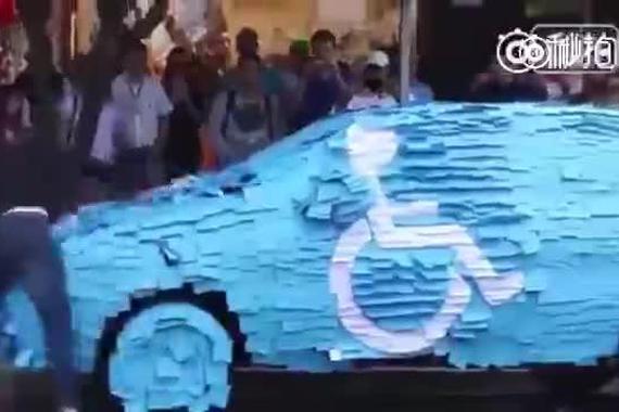 在残疾人专用车位违章停车 结果竟然...