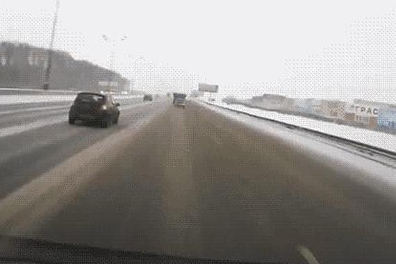 变道刹车减速，撞了算谁的责任？