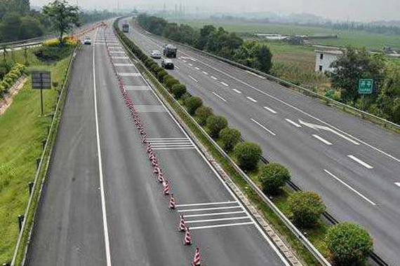 为什么老手开车让速不让道？原来有门道！