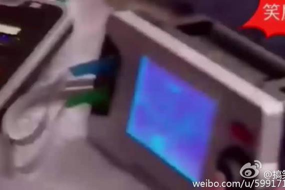 视频：老司机开车狂舞 二货乘客一同嗨 