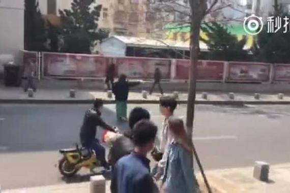 为何女子见车就拦 给一毛钱就放行？