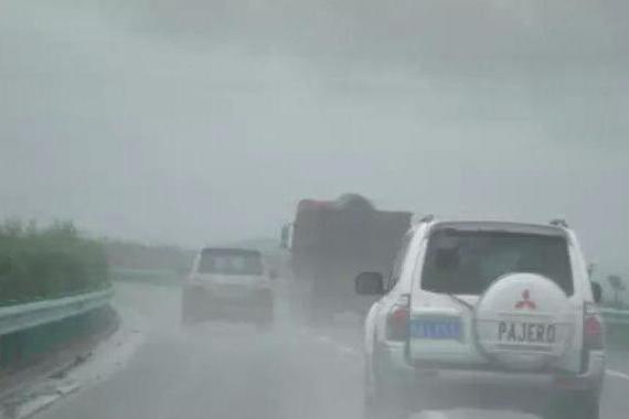 雨天开车轮胎打滑怎么办