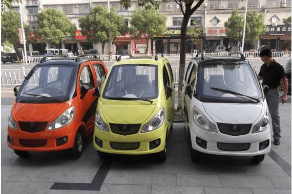 老年代步车乱象丛生 无法可依监管陷尴尬