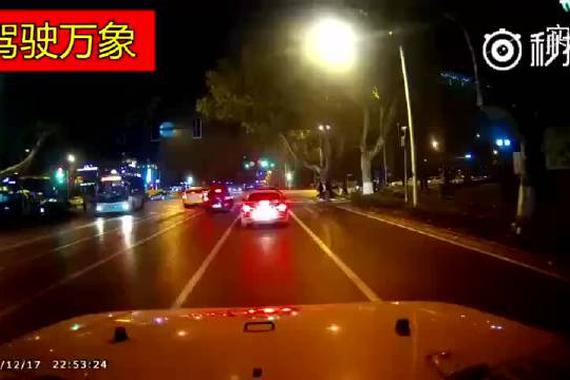 被撞宝马女司机，不明所以直接蒙圈