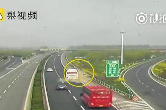 视频：高速倒车被撞起火，司机身亡