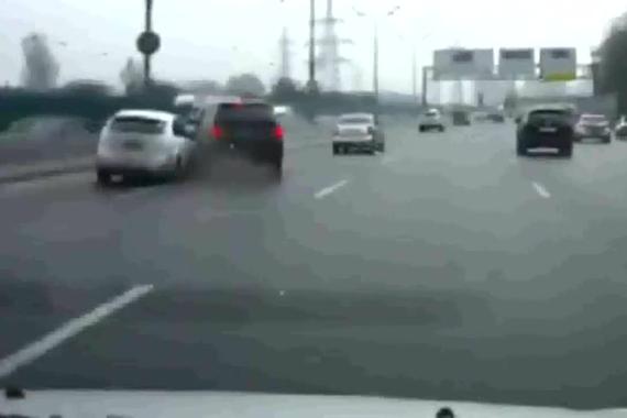 搞事情！黑色SUV来回变6车道！