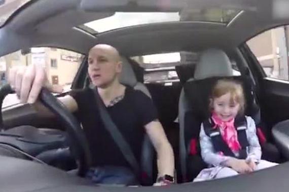 视频：老司机与女儿的日常！欢乐的一家