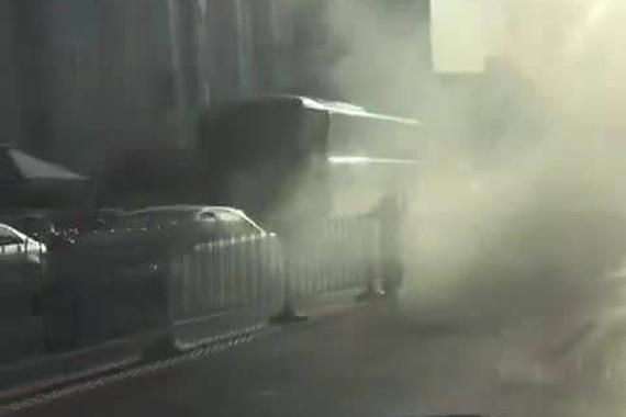 小车发生自燃 路过交警共同参与扑救