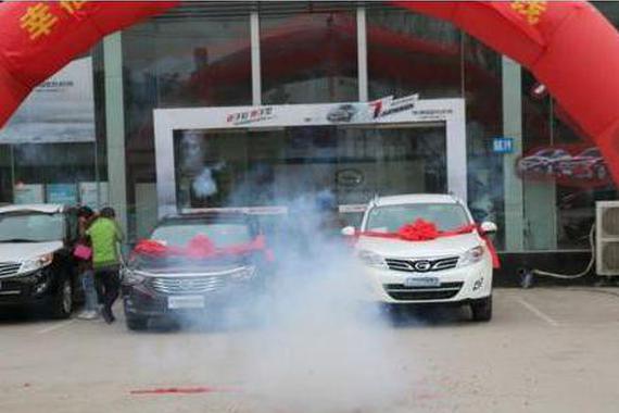 路上系红绳的车，老司机为什么要主动避让