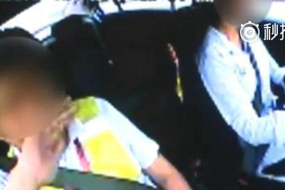 视频：黑幕？驾考考官偷偷帮考生