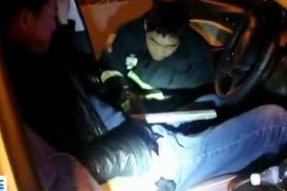 视频：开车看手机！司机竟被“钉”车内