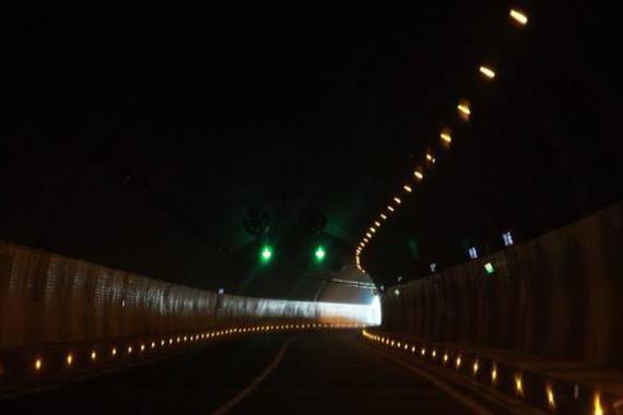 晚上车少，为什么晚上走高速还比白天危险