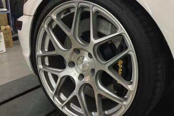 宝马E46升级AP7040六活塞卡钳