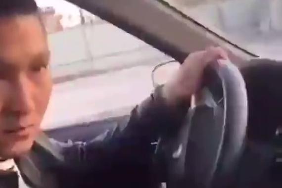 这个像极了第一次倒车入库的你