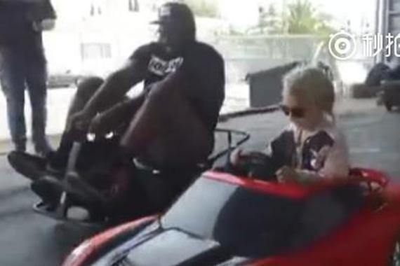 视频：天才！5岁小萝莉车技秒杀成年男子