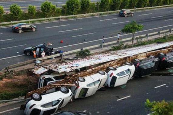 马6高速路口急刹，尾部货车急刹致侧翻