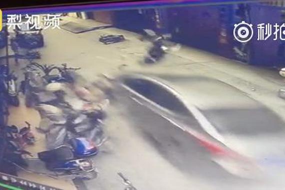 错把油门当刹车 7旬大爷飞车撞毁一排摩托