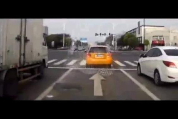 新司机告诉你同时被大货车3面夹击有多惨