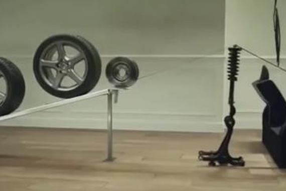 视频：神奇的汽车！零件做成多米诺骨牌