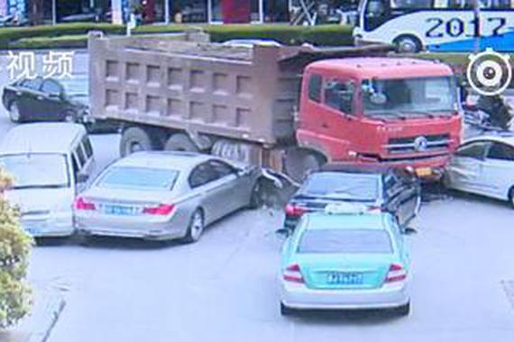 视频：撞出一条路？交通危险太恐怖