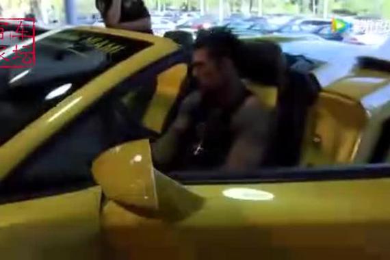 吓死人 黑社会老大4S店体验兰博基尼