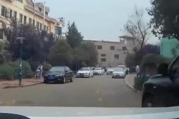 视频：停在路边也不放过！残暴的驾驶技术