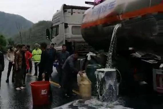 视频：为了占便宜可能都不要命了！