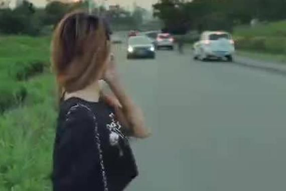 视频：司机有脾气！“拜金女”被赶下车