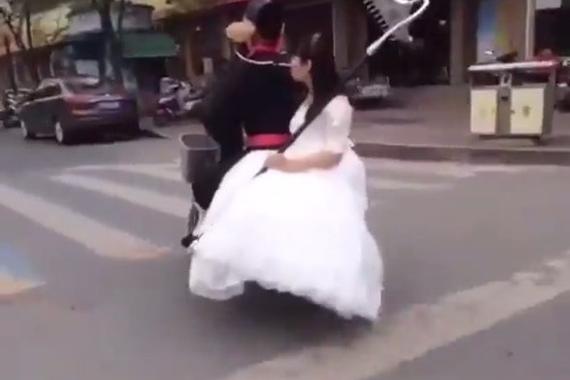 视频：另类开车方式，看完不得不服！