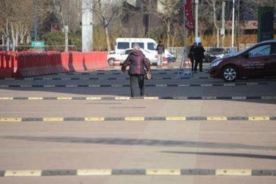 看着难受又伤车，为什么到处都是减速带？