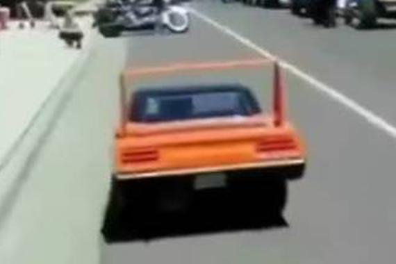 视频：迷你汽车行驶在路上！吸引了所有人