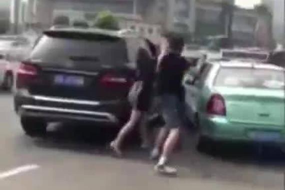 视频：夫妻齐上阵 街头怒揍出租司机！