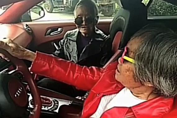 酷到不行 两位老奶奶开豪车约帅哥！