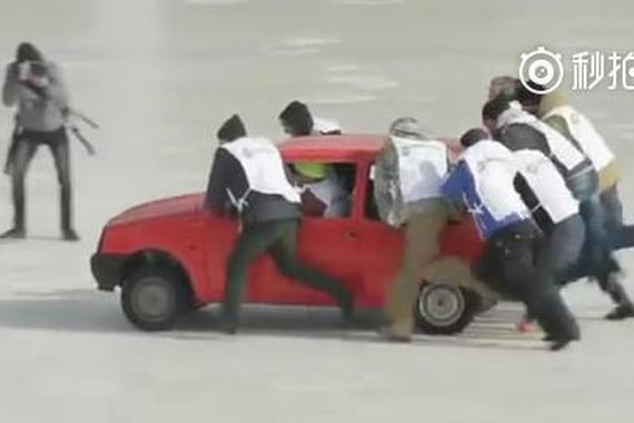 视频：汽车冰壶赛！战斗民族太会玩了