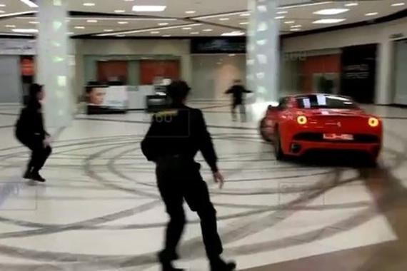 富二代驾驶一辆法拉利闯商场！
