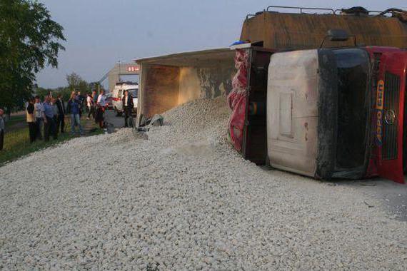 轿车司机刚下车离开，车子就被压成饼