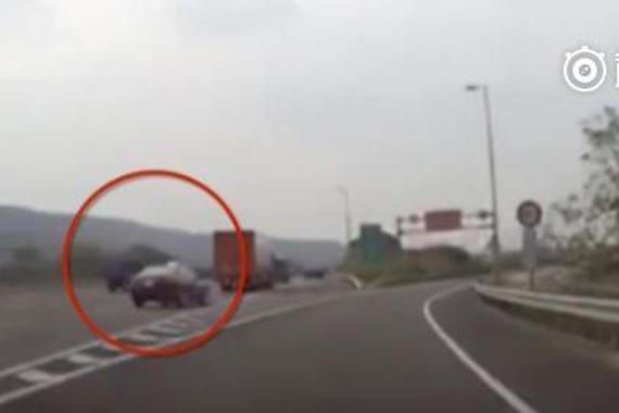 他遭加塞路怒上身 女友温柔声音灭火