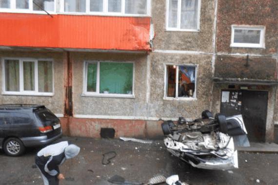 轿车高速行驶撞上居民楼，路人都拍手称奇